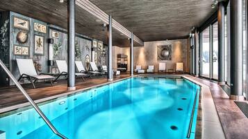 Kolam renang indoor, dengan kursi berjemur