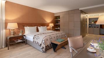 Suite junior, balcón | 2 dormitorios, ropa de cama hipoalergénica, minibar y caja fuerte