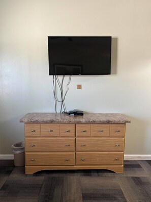Standard Room, 1 Queen Bed | Free WiFi, bed sheets - Weiss Lake Lodge (Centre)