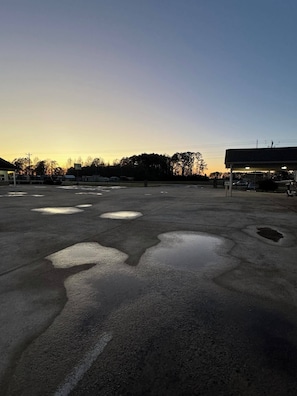 Free self-parking - Weiss Lake Lodge (Centre)