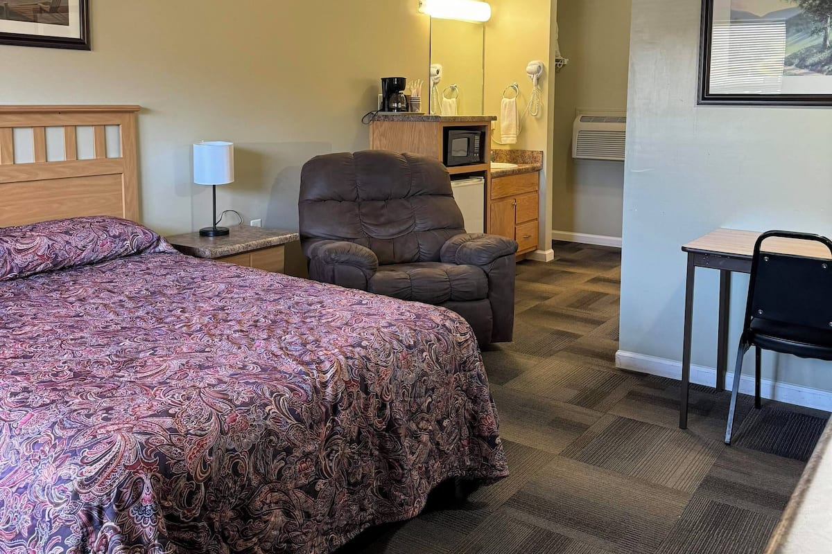 Standard Room, 1 Queen Bed | WiFi (free), bed sheets