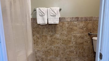 Camera Standard, 1 letto queen | Bagno | Asciugamani, sapone, shampoo, carta igienica