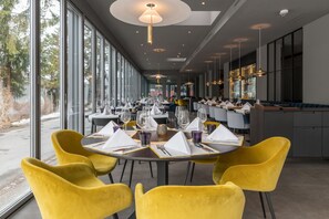 Frokost, lunsj og middag serveres, lokale og internasjonale retter 