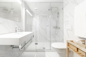 Deluxe-værelse - 1 soveværelse - balkon - bjergudsigt | Badeværelse | Gratis toiletartikler, hårtørrer, badekåber, håndklæder