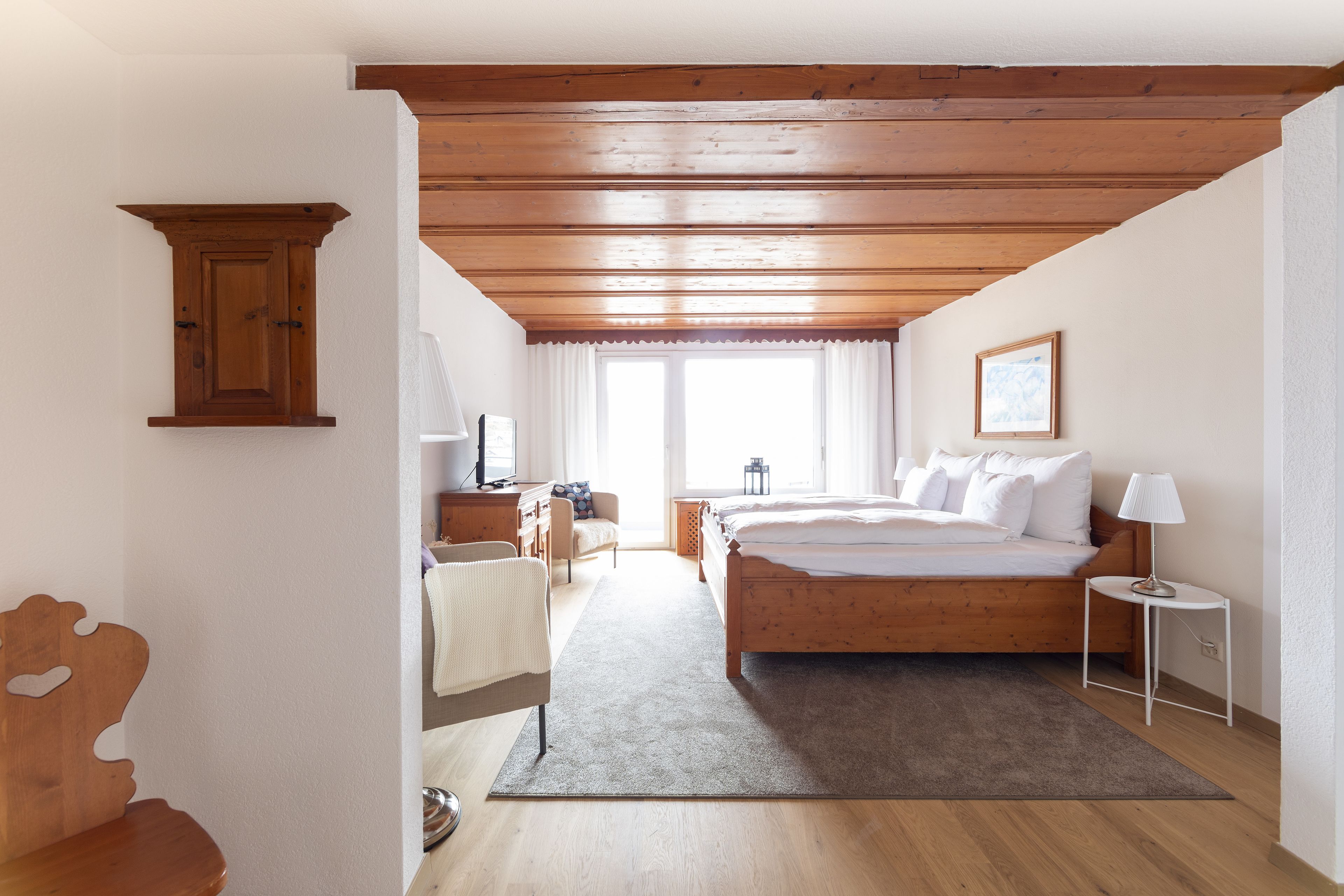 deluxe room, 1 bedroom, balcony, mountain view | hypo-allergenic bedding, down duvets, in-room safe, desk