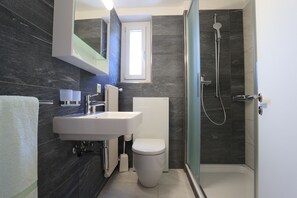 Standard-Doppelzimmer, 2 Einzelbetten, 2 Bäder | Badezimmer | Dusche, kostenlose Toilettenartikel, Haartrockner
