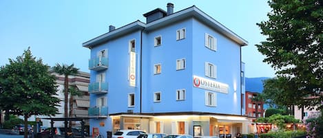 Fassade der Unterkunft – Abend/Nacht