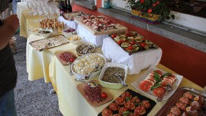 Una mesa de buffet con diversos alimentos y utensilios.