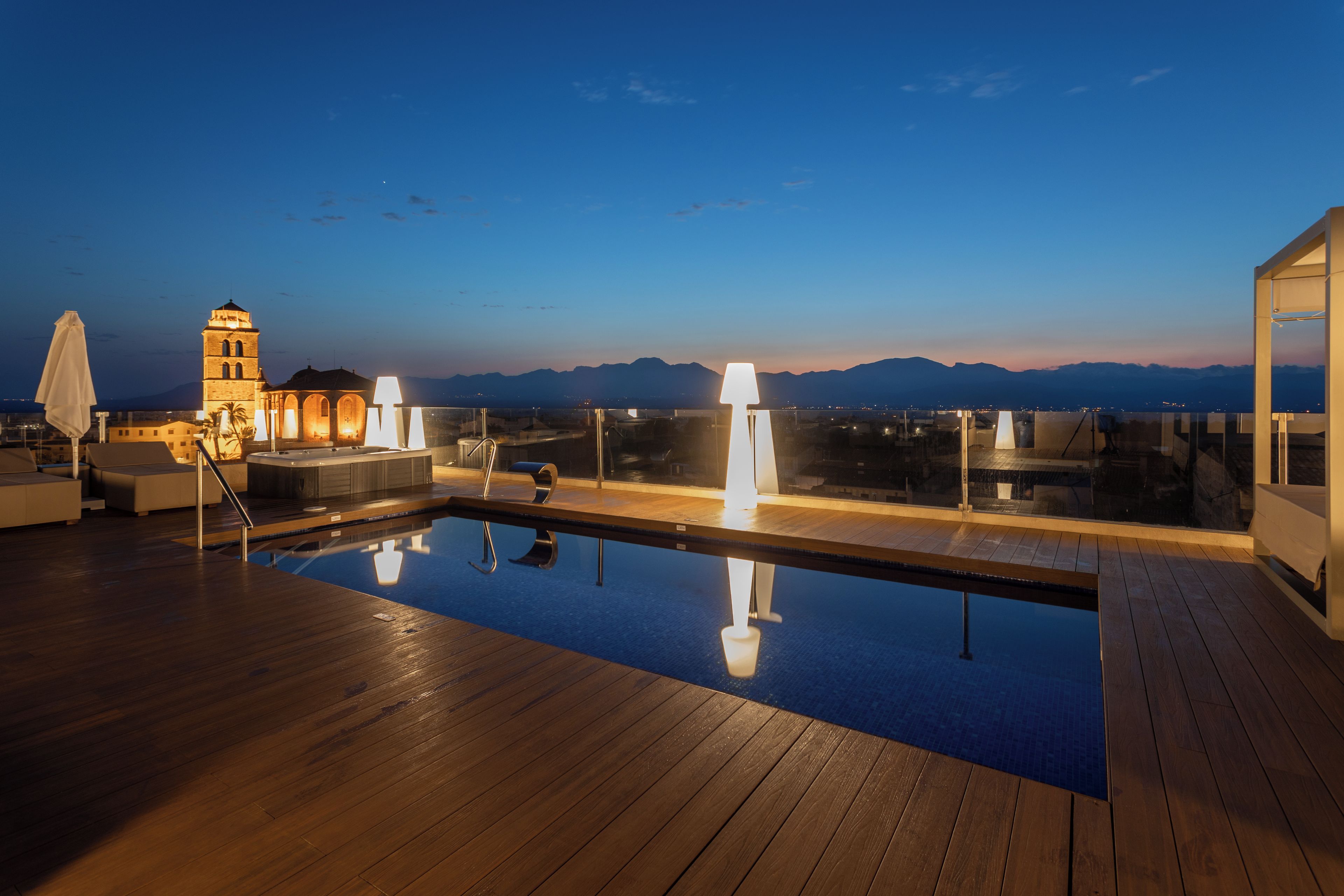 Outdoor pool, pool umbrellas, sun loungers