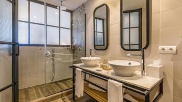 Hochwertige Bettwaren, Betten mit Memory-Foam-Matratzen, Zimmersafe