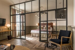 Suite | Luxe beddengoed, bedden met traagschuimmatras, een kluis op de kamer