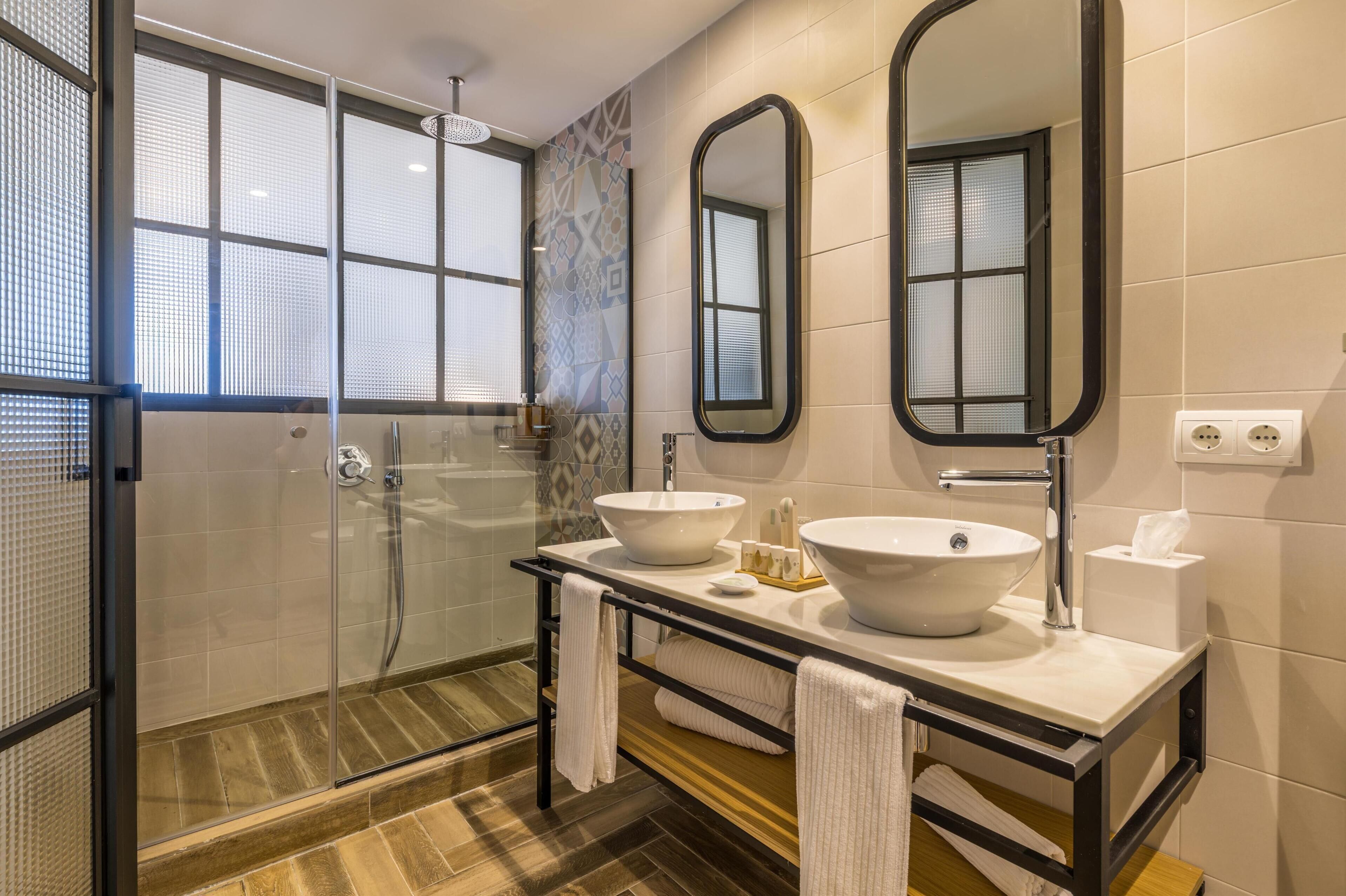 double room | bathroom | shower, rainfall showerhead, free toiletries, hair dryer