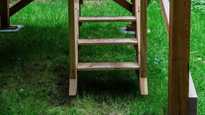 Un escalier en bois menant à une terrasse.