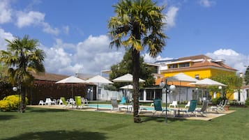 Kolam renang outdoor musiman