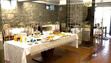 Sudah termasuk sarapan lengkap setiap hari