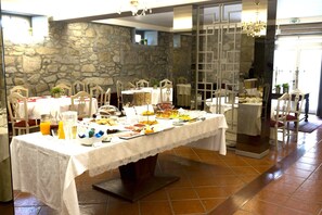 Free daily full breakfast - Casa Fundevila (Vila Verde)
