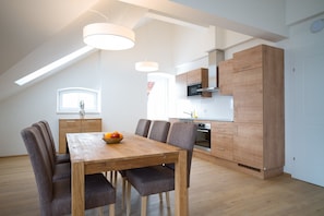 Deluxe Penthouse, 2 Bedrooms | Makan dalam bilik