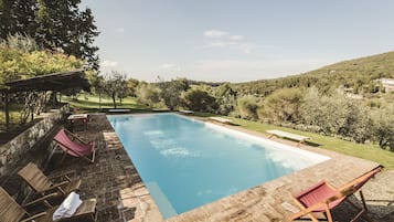 Piscine extérieure, chaises longues