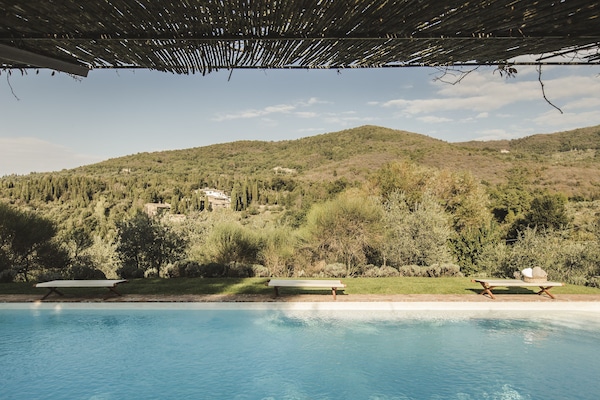 Piscina all'aperto, lettini