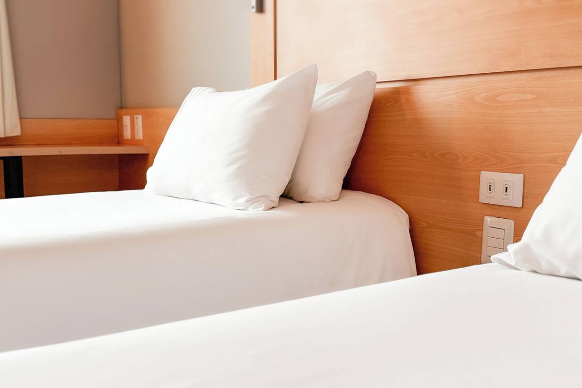 standard twin room, 2 single beds | 1 bedroom, in-room safe, laptop workspace, soundproofing