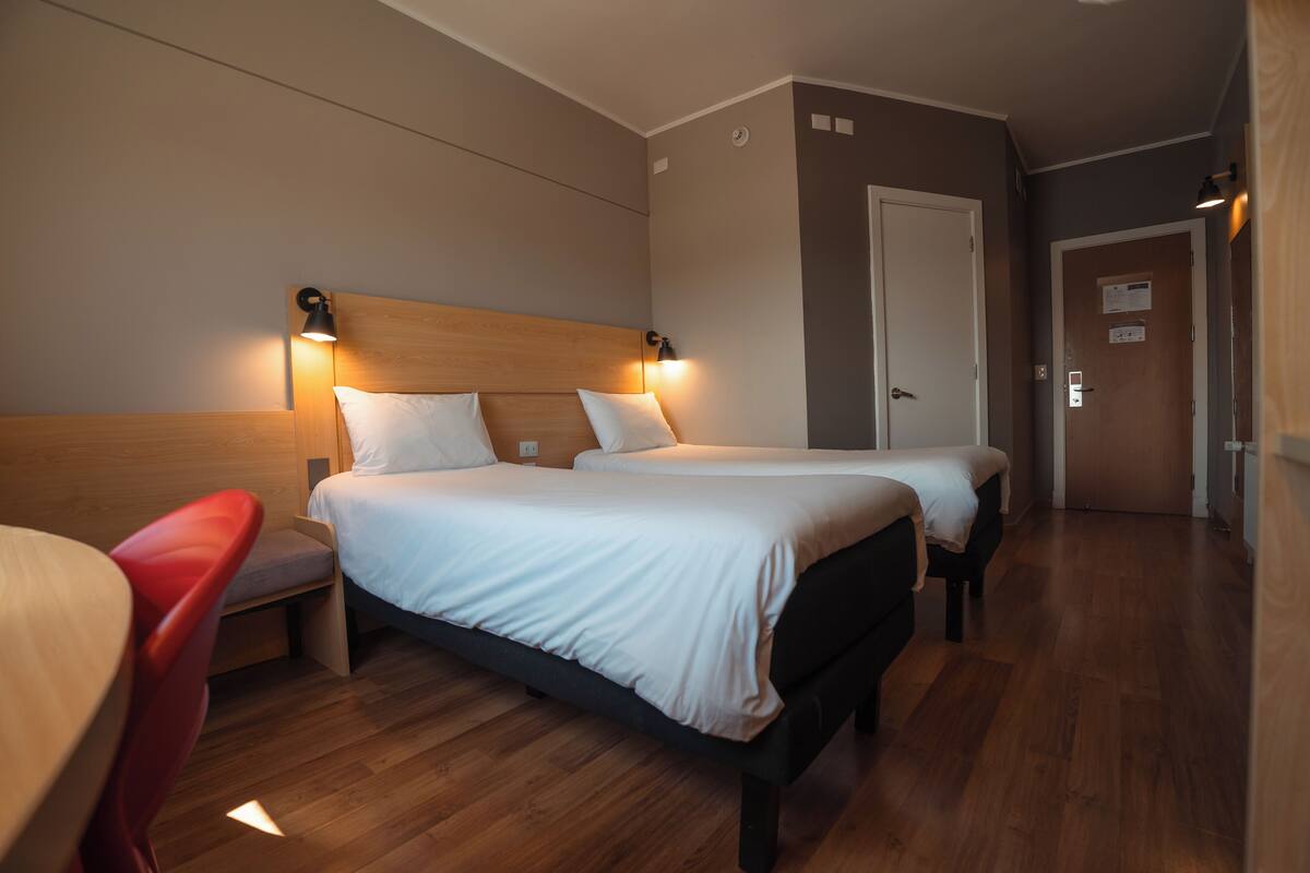 standard twin room, 2 single beds | 1 bedroom, in-room safe, laptop workspace, soundproofing