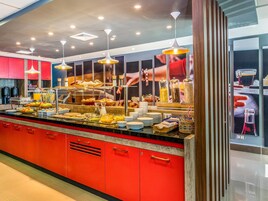 Desayuno buffet todos los días (con cargo)
