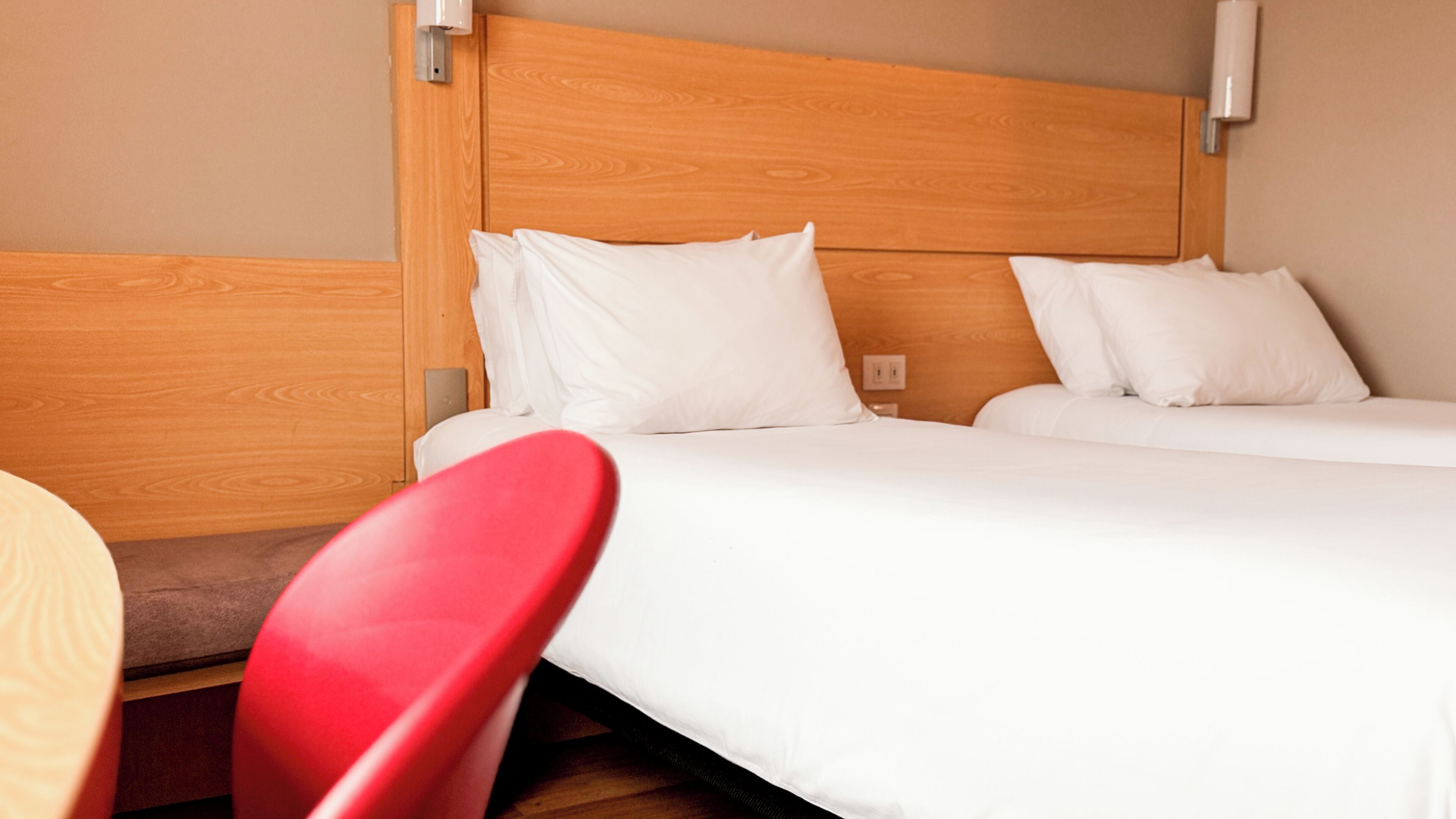 standard twin room, 2 single beds | 1 bedroom, in-room safe, laptop workspace, soundproofing