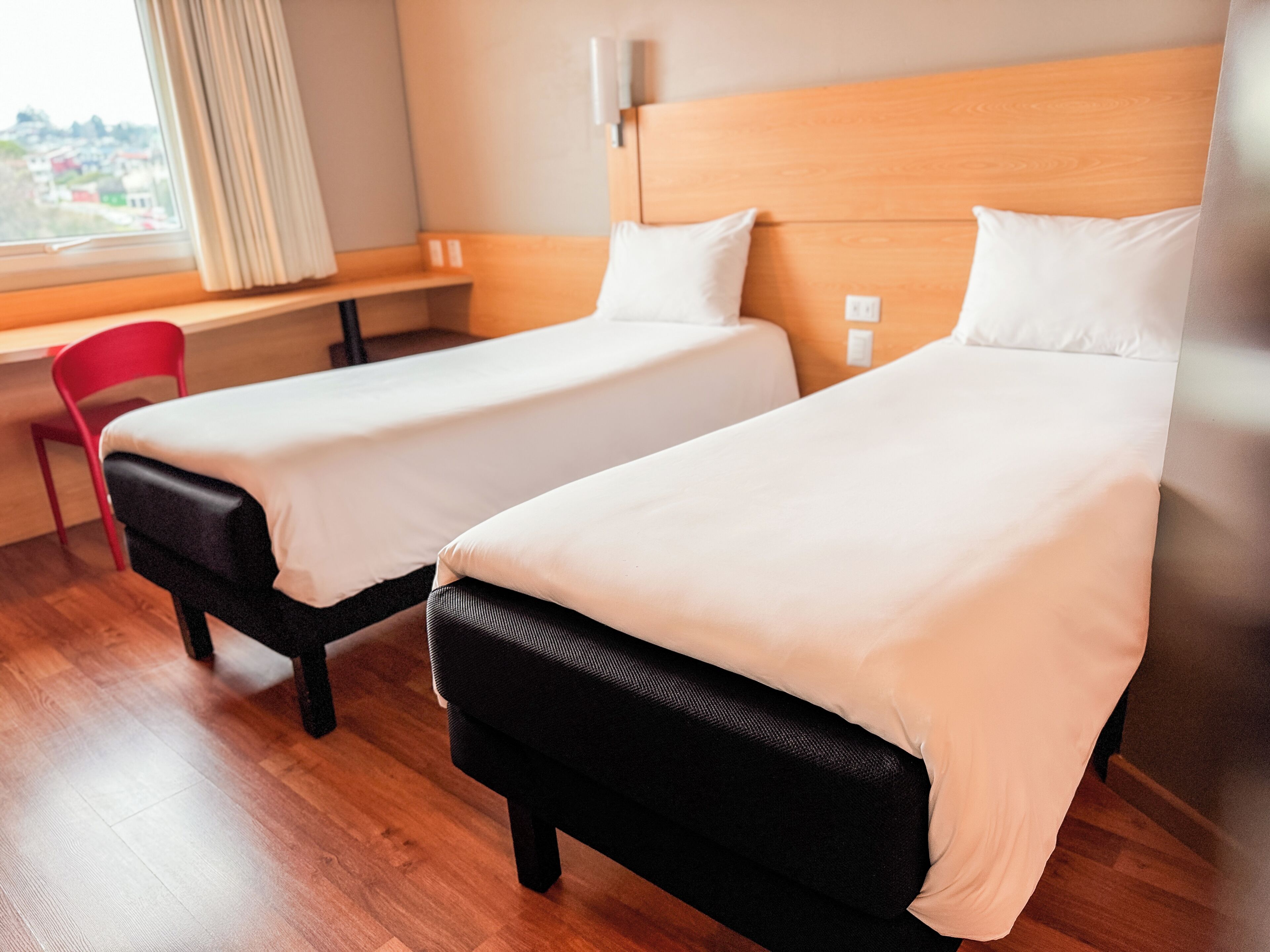 standard twin room, 2 single beds | 1 bedroom, in-room safe, laptop workspace, soundproofing