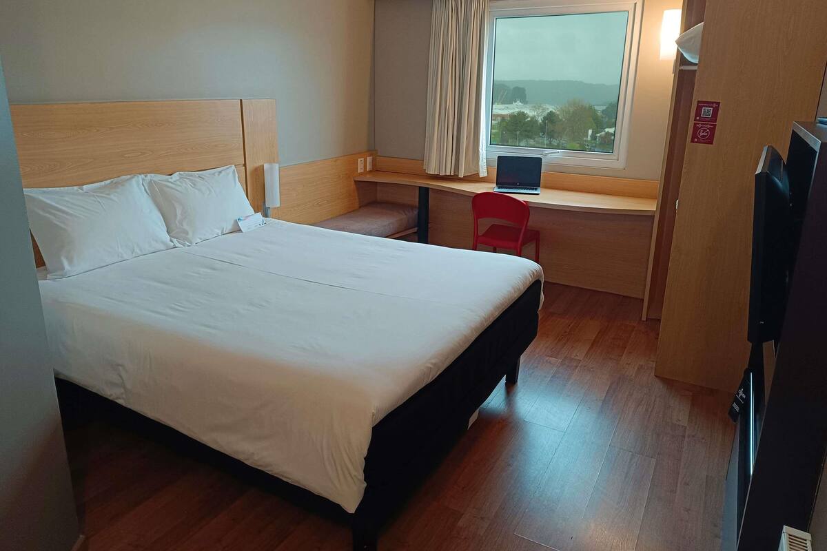 Standard Room, 1 Double Bed | In-room safe, laptop workspace, soundproofing, free WiFi