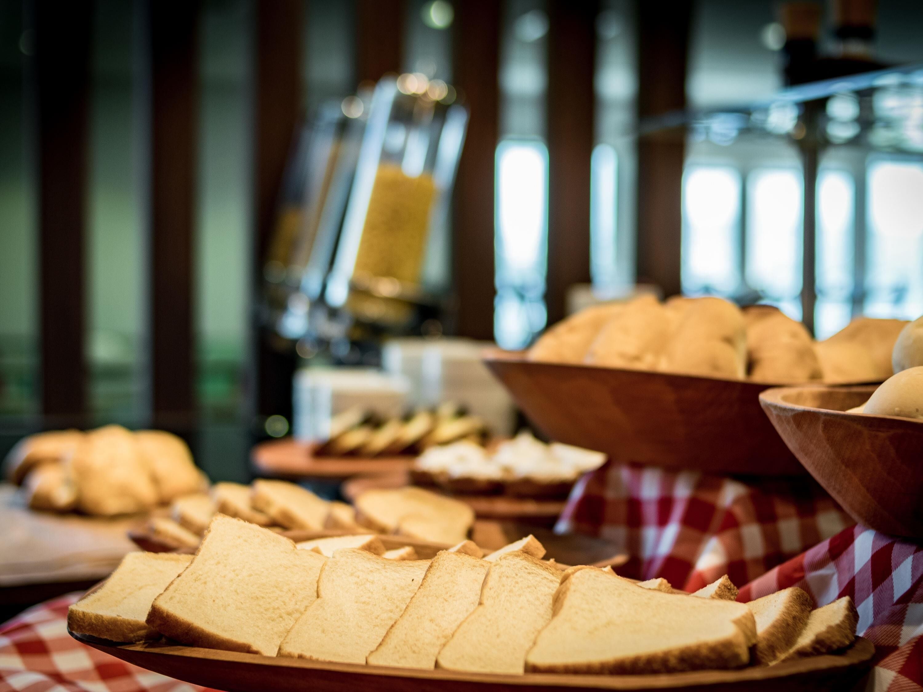 Un buffet de petit-déjeuner proposant une variété de pains et de viennoiseries.
