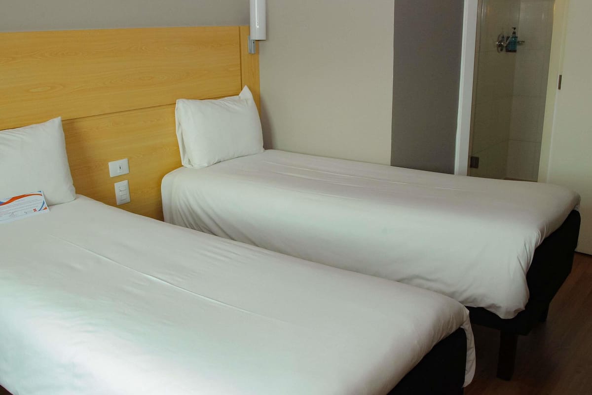 Tomannsrom – standard, 2 enkeltsenger | Safe på rommet, skrivebord for bærbar PC og lydisolert