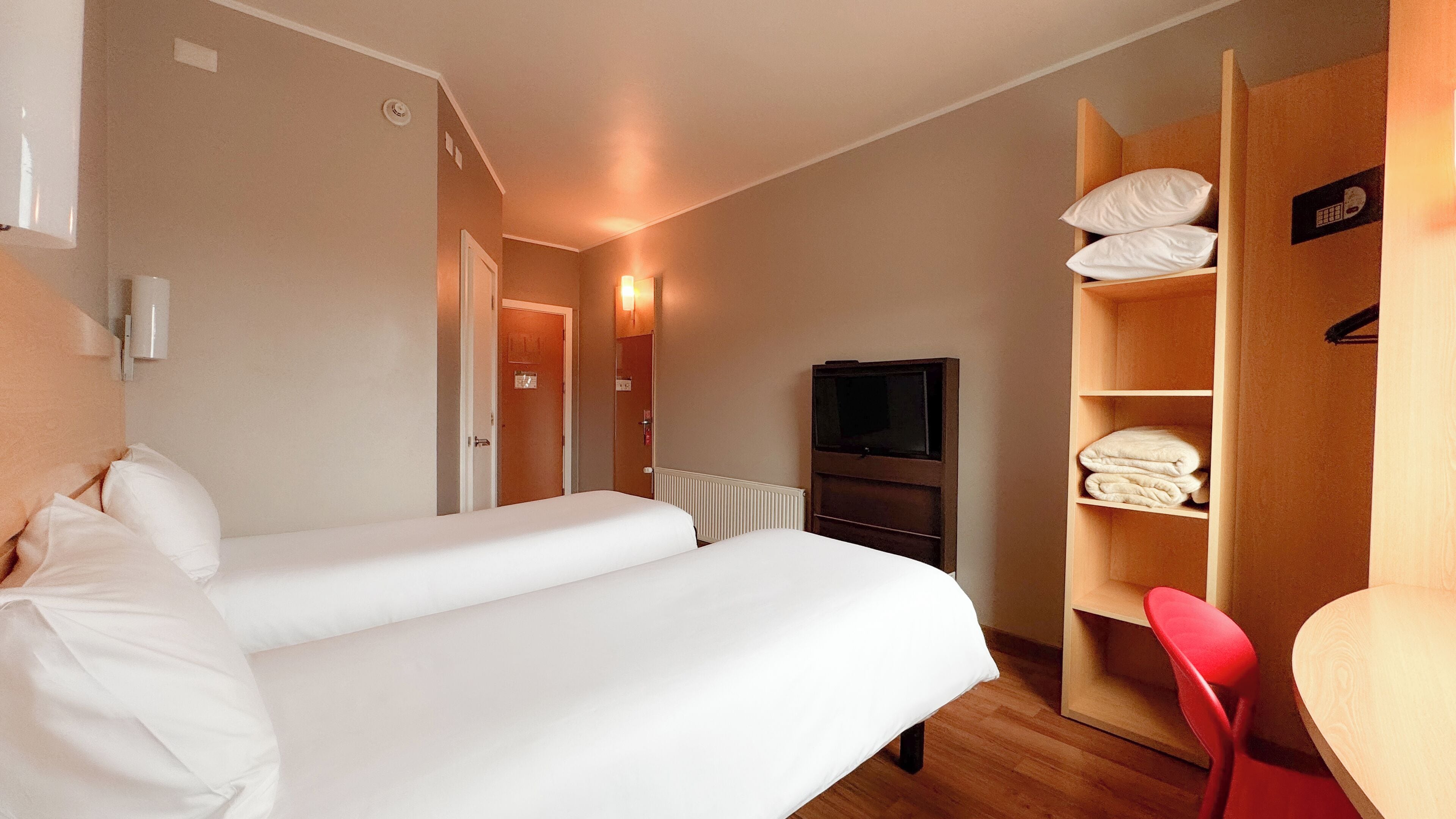standard twin room, 2 single beds | 1 bedroom, in-room safe, laptop workspace, soundproofing
