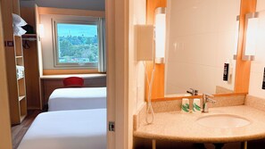 Standard Twin Room, 2 Single Beds | In-room safe, laptop workspace, soundproofing, free WiFi - ibis Puerto Montt (Puerto Montt)