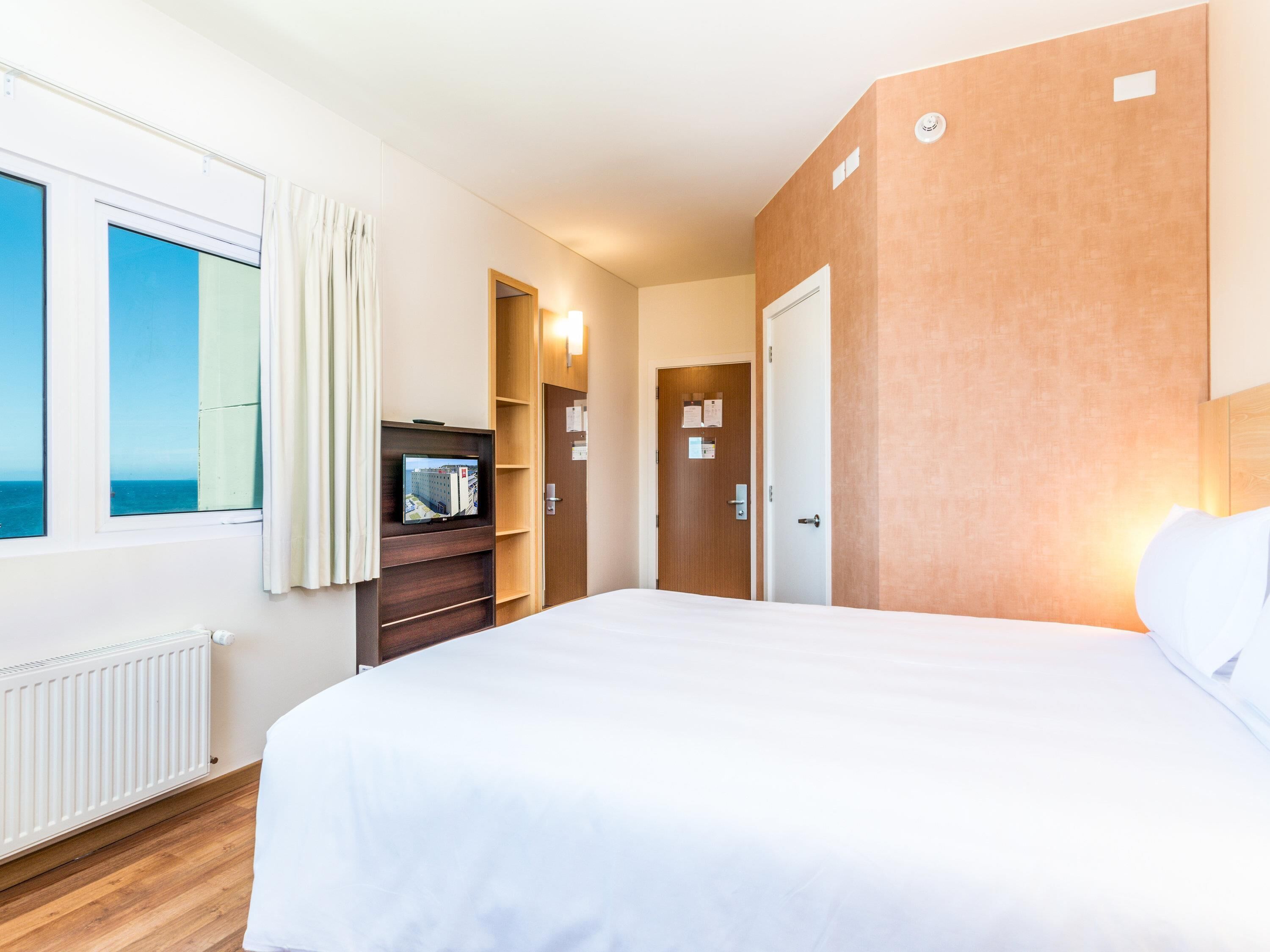 1 bedroom, in-room safe, laptop workspace, soundproofing