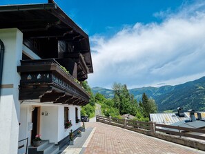 Front of property - Apartments Bauernhof Birkhöfl by we rent (Zell am See)