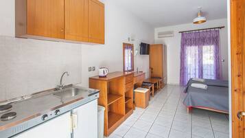 Studio with Pool View | Ferros/tábuas de passar roupa, Wi-Fi de cortesia, roupa de cama