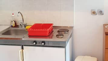 Classic Studio | Private kitchen | Fridge, stovetop, electric kettle, cookware/dishes/utensils