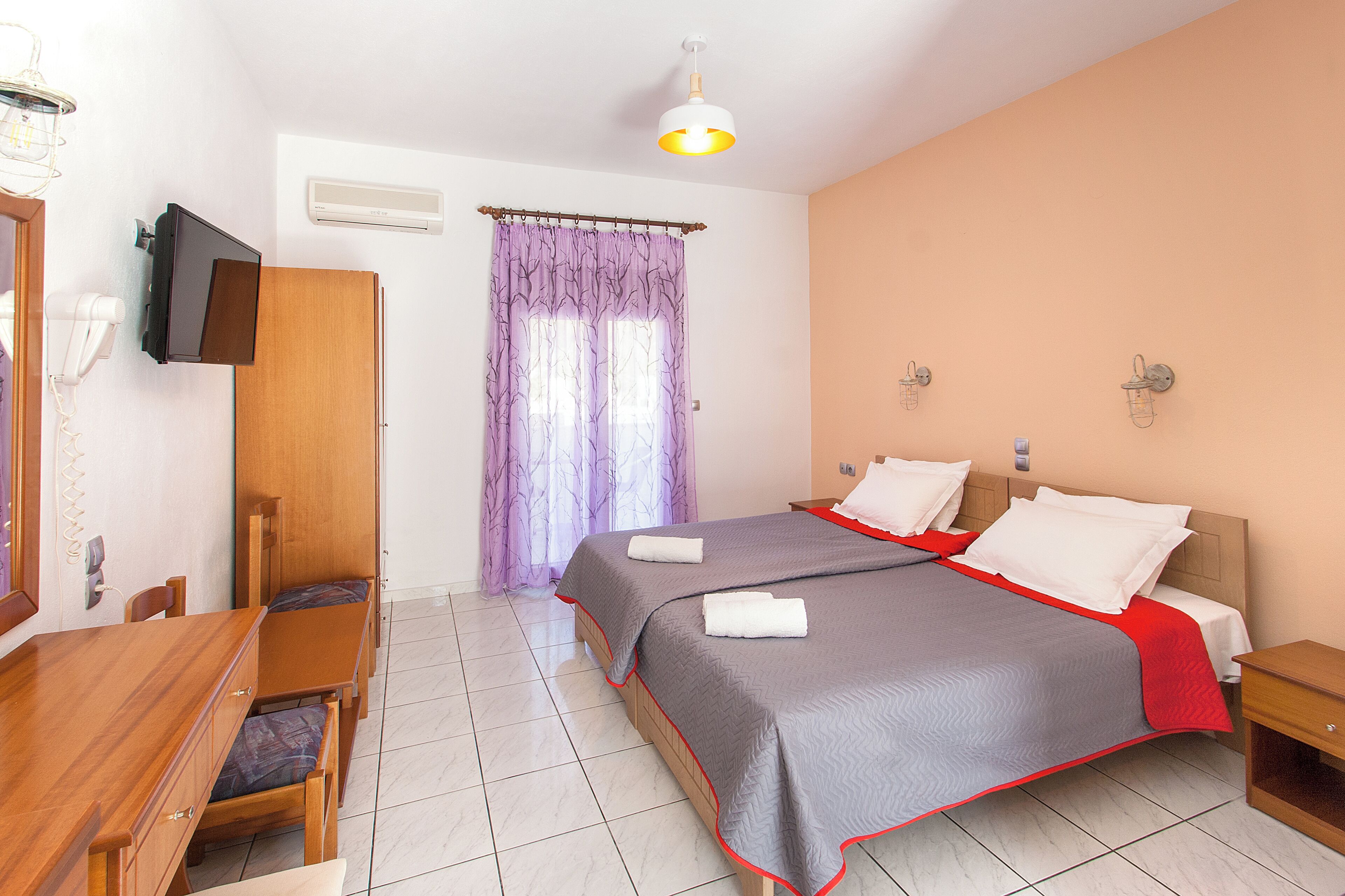 Studio Klasik | Setrika/meja setrika dan tempat tidur bayi gratis