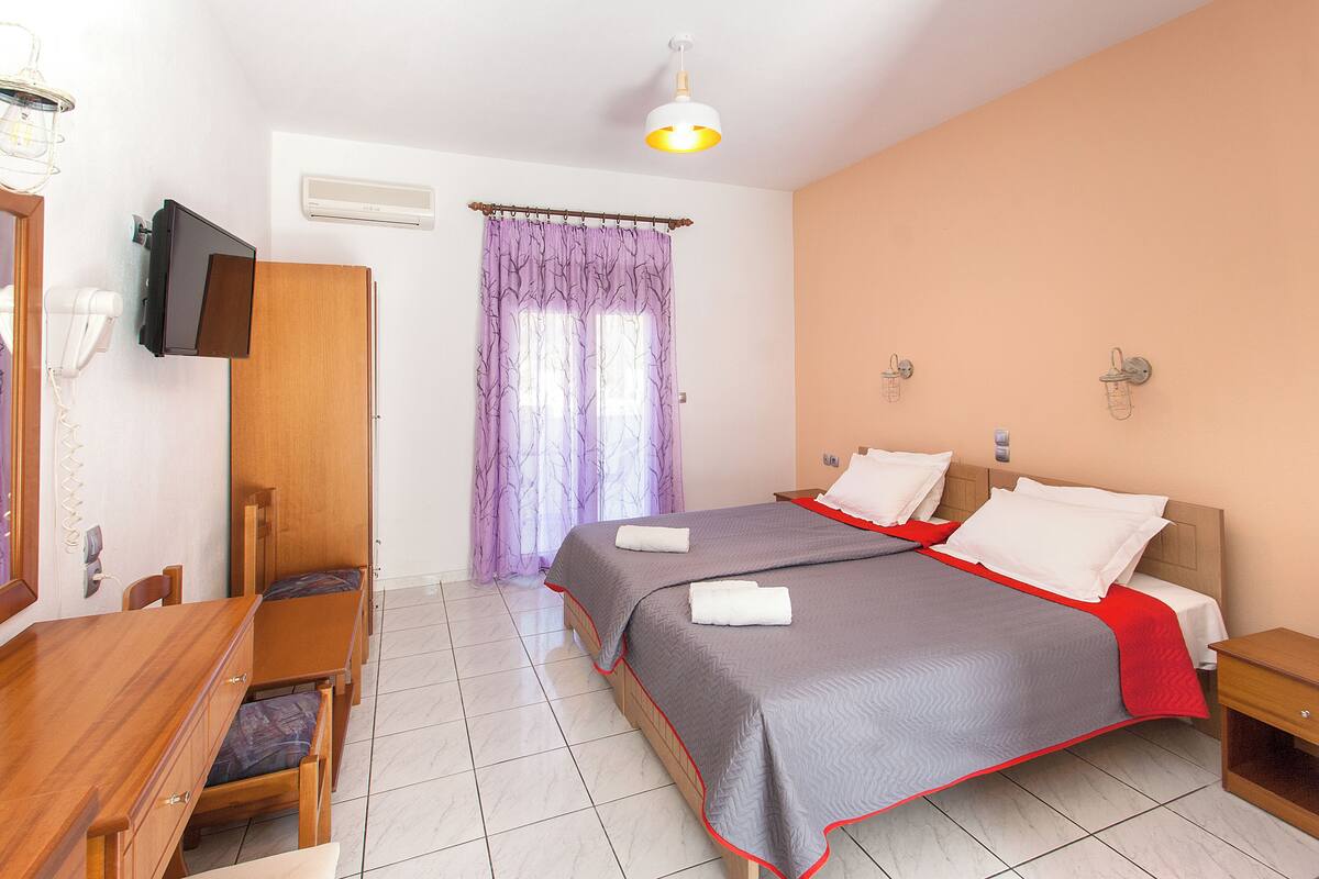 Studio Klasik | Setrika/meja setrika dan tempat tidur bayi gratis