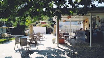 Daily continental breakfast (EUR 5 per person)