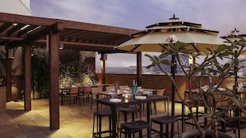 2 bares, bar junto a la piscina