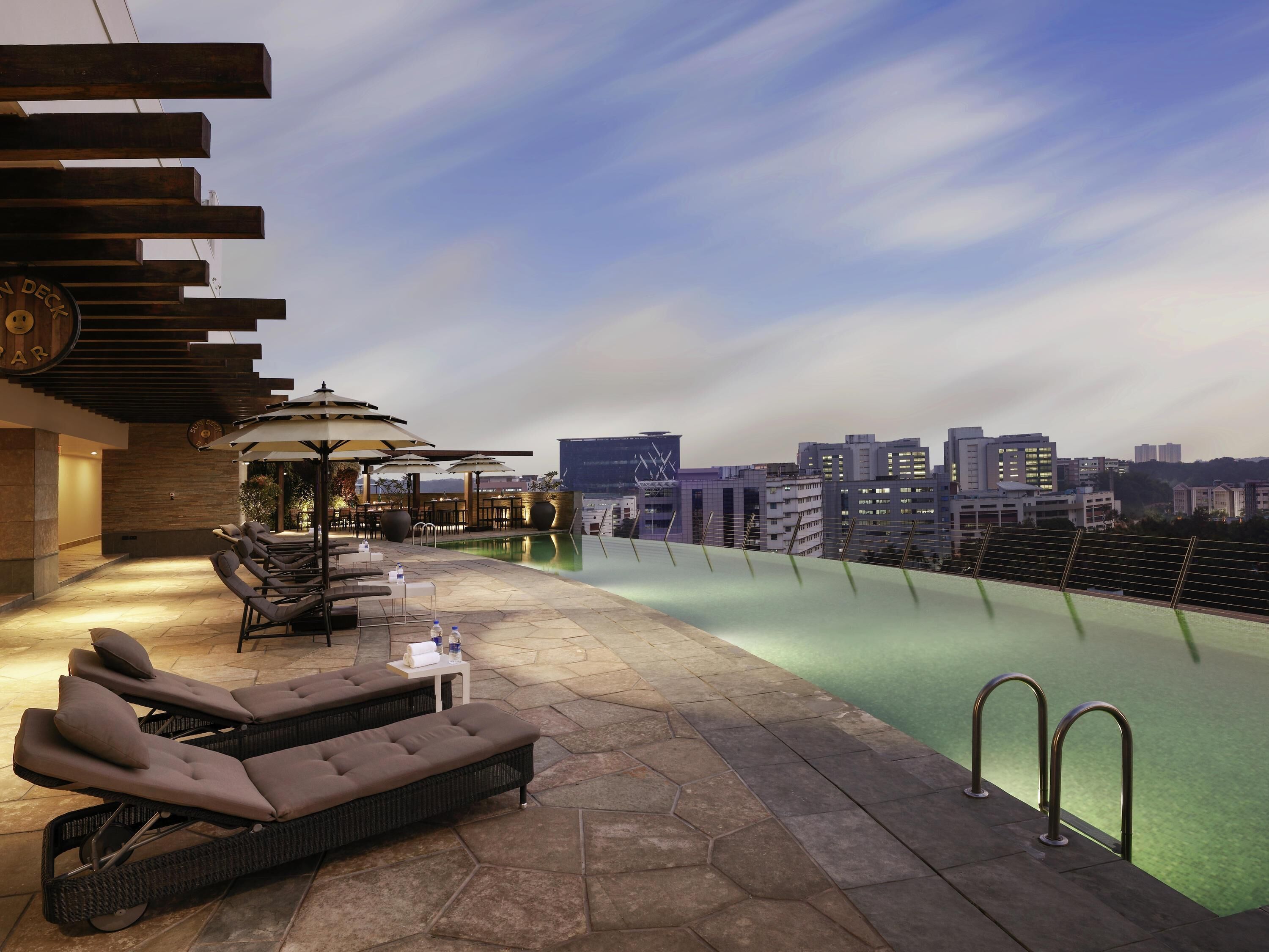 2 bar/lounge, bar a bordo piscina