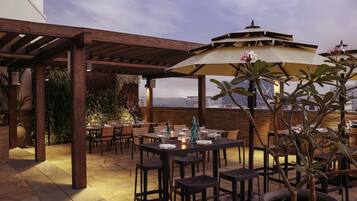 2 bars/lounges, poolside bar