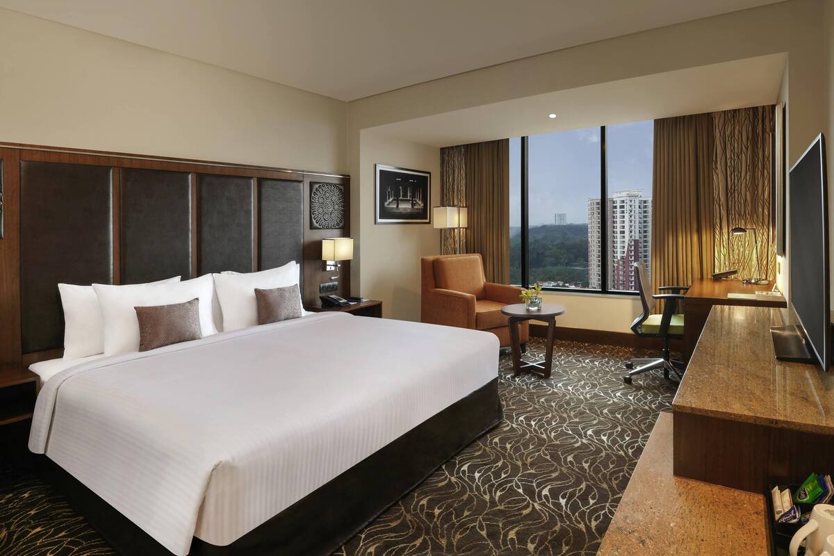 Superior Room, 1 King Bed | 1 bedroom, premium bedding, minibar, in-room safe
