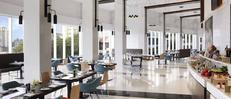 Se sirven desayunos, comidas, cenas y cocina internacional