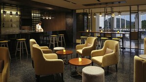 2 間酒吧/酒廊、池畔酒吧