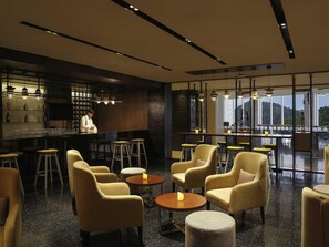 2 bars-salons, bar attenant à la piscine