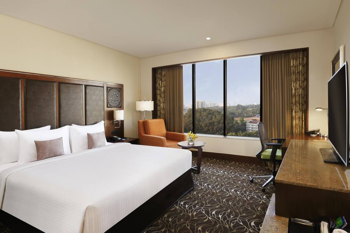 Premier Room, 1 King Bed | 1 bedroom, premium bedding, minibar, in-room safe