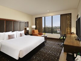 Premier Room, 1 King Bed | 1 bedroom, premium bedding, minibar, in-room safe