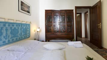 Desk, blackout curtains, soundproofing, free WiFi